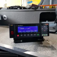 Radiotelefon kolejowy Koliber z mikrofonem i klawiaturą, gotowy do pracy.