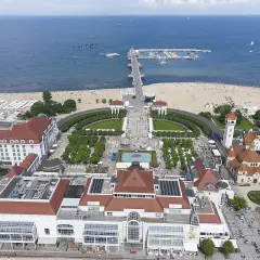 Sopot, perła województwa pomorskiego, z molo, plażą i piękną architekturą.