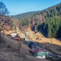 Góry Sowie, malownicze szlaki wiodą przez dolinę z domkami.