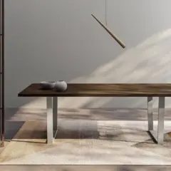 Tavolo in legno scuro con gambe metalliche, due ciotole e un divisorio in legno. L'altezza tavolo è perfetta per cene eleganti.