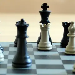 Szach królowi! Czy można zrobić roszadę po szachu? Na szachownicy białe i czarne figury, w tym król, hetman i wieża, czekają na ruch.