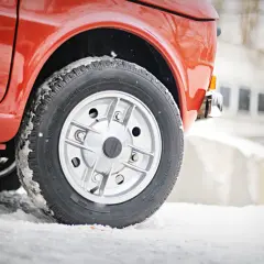 Elegancki Fiat 126p na zimowych oponach, gotowy na śnieżne wyzwania.