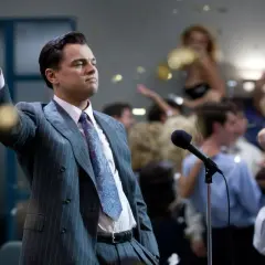 Jordan Belfort, znany jako wilk z Wall Street, przemawia do tłumu na imprezie, podczas gdy konfetti opada wokół.