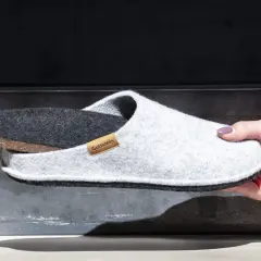 Grauer Filz-Hausschuh mit herausnehmbarer Einlage, ideal für orthopädische Bedürfnisse.