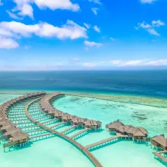 Maldiwy lotnisko: luksusowe bungalowy na wodzie w turkusowej lagunie, idealne na wymarzone wakacje.