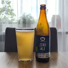 Szukasz odpowiedzi na pytanie: jakie piwo bezalkoholowe na laktację? Na stole stoi szklanka z jasnym piwem i butelka piwa bezalkoholowego "Zero Ale".