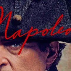 Napoleon Film Stream: Nahaufnahme eines Mannes mit Napoleons Hut und dem roten Schriftzug "Napoleon".