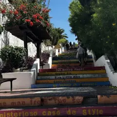 Kolorowe schody z tytułami książek Agathy Christie, w tym "The Man from the Style", to jedna z atrakcji Puerto de la Cruz.