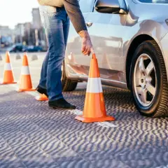 Ćwiczenie parkowania na placu manewrowym to klucz do tego, jak zdać prawo jazdy. Pomarańczowe pachołki wyznaczają trasę.