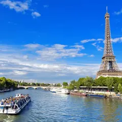 Statek wycieczkowy na Sekwanie z widokiem na Wieżę Eiffla w Paryżu.