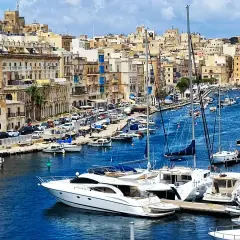 Malta: malowniczy port z jachtami i zabytkową zabudową. Idealne miejsce, by zobaczyć, co oferuje Malta.