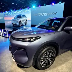 Nowy Geely Starray EM-i, hybryda plug-in, prezentowany na scenie w Polsce.