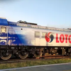 Lokomotywa Dragon 2 z logo LOTOS na tle błękitnego nieba.
