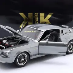 Srebrny model samochodu Mustang Eleanor z otwartą maską i drzwiami, z czarnymi pasami na dachu i masce.