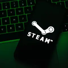 Telefon z logo Steam na klawiaturze. Dowiedz się, jak zarobić na Steam, grając lub sprzedając przedmioty.