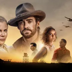 Nicole Kidman och Hugh Jackman i en episk berättelse om australiska filmer. En ung flicka och en man står vid en väderkvarn.