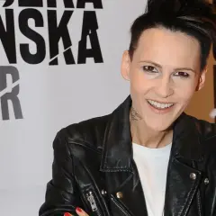 Agnieszka Chylińska w skórzanej ramonesce, z charakterystyczną fryzurą i makijażem. W tle napis "Forever Child", nawiązujący do jej twórczości i dzieci.