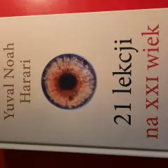 Okładka książki Yuvala Noaha Harariego "21 lekcji na XXI wiek" z motywem oka.