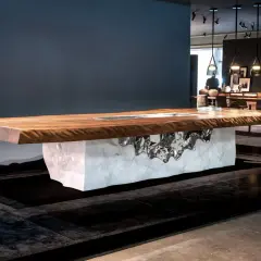 Tavolo con piano in legno massello, forse il legno più costoso in Italia, con base in marmo e inserti metallici scultorei.