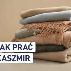 Stos miękkich, kaszmirowych szalików w pastelowych kolorach. Napis "Jak prać kaszmir" sugeruje delikatne metody pielęgnacji.