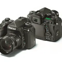Dwa aparaty Pentax K-1 Mark II, jeden z obiektywem, gotowe do uchwycenia świata w pełnej klatce.