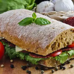 Ile kalorii ma ciabatta? Sprawdź, co może zaskoczyć w jej kaloriach