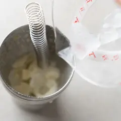 Do shakera z lodem i składnikami na drinka dodawana jest woda. Powstaje pyszny vodka sour.