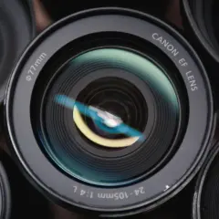 Zbliżenie na kilka obiektywów aparatów fotograficznych, w tym Canon EF.