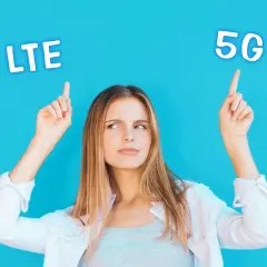 Młoda kobieta zastanawia się, czy wybrać LTE czy 5G, wskazując palcami na napisy nad głową.