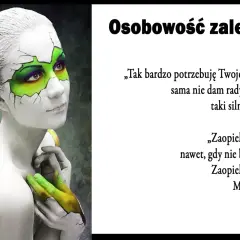 Kobieta z makijażem pękniętej skorupy symbolizuje osobowość zależną w związku. Jej dłonie, pomalowane na zielono, wyrażają potrzebę opieki.