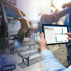 Ręka wskazuje na tablet z danymi produkcyjnymi, podczas gdy robot spawa karoserię samochodu. To przykład strategii push w nowoczesnej fabryce.