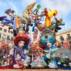 Figuras coloridas y extravagantes celebran cuando son las Fallas. Un espectáculo de arte y tradición en la calle.