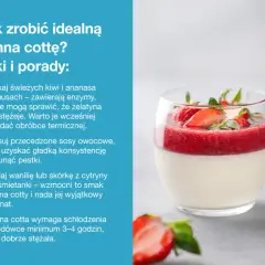 Idealna włoska panna cotta w szklance, udekorowana musem truskawkowym i świeżymi owocami.