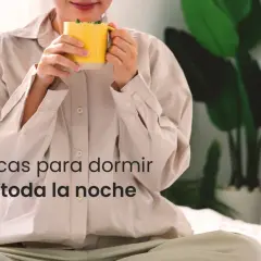 Persona bebe té caliente, buscando cómo quitar la tos por la noche para dormir plácidamente.