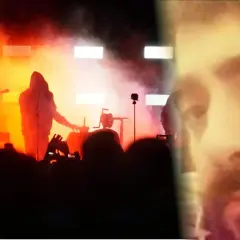 Gennaro Nocerino liberato sul palco, tra fumo e luci arancioni, con il volto sovrapposto.