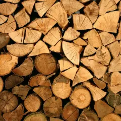 Ein Stapel gespaltenes Holz, das zeigt, dass Fichte gutes Brennholz ist. Die Holzscheite sind sauber aufgeschichtet und bereit für den Winter.
