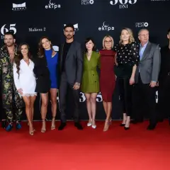 Obsada 365 Dni na premierze. Grupa aktorów pozuje na czerwonym dywanie w eleganckich strojach.