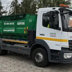 Ciężarówka z kontenerem na odpady firmy GENTOR. Idealne rozwiązanie, jak odgruzować mieszkanie i pozbyć się niepotrzebnych rzeczy.