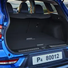 Vue arrière d'un Kadjar bleu, coffre ouvert montrant un grand volume de chargement. Idéal pour les escapades.