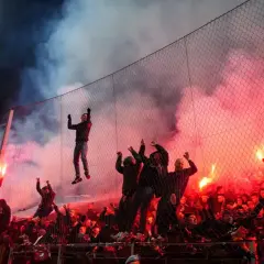 Fani na trybunach, odpalone race i dym tworzą atmosferę jak na włochy mistrzostwa świata.