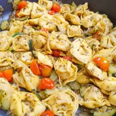 Z czym podać tortellini? Pomysły na sosy, zapiekanki i szybkie obiady