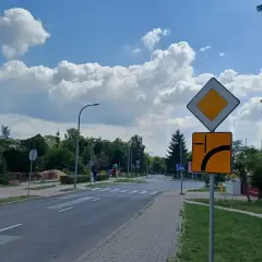 Znak drogowy informuje o pierwszeństwie przejazdu i możliwości omijania przeszkody po prawej stronie.