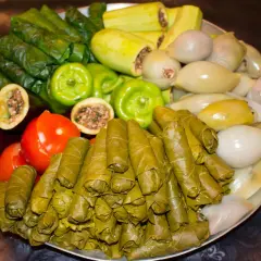 Stor bricka med fyllda vinblad, gröna paprikor, tomater, aubergine, zucchini och lök. Ett härligt dolma recept!