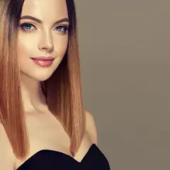 Kobieta z pięknymi, prostymi fryzurami do ramion w odcieniach blondu i brązu.