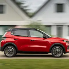 Czerwony, kompaktowy SUV w ruchu. Czy to przykład downsizingu w motoryzacji?