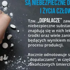 Dłoń zbliża się do białego proszku i tabletek. "Dopalacze" zawierają niebezpieczne substancje toksyczne, leki i zanieczyszczenia.