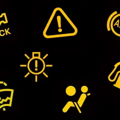 Żółta kontrolka "CHECK ENGINE" i inne ostrzeżenia w aucie: ABS, poduszka powietrzna, paliwo, światła, wycieraczki.