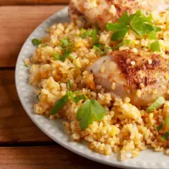 Delicioso plato de pollo con cuscús y perejil. Inspiración para tus recetas de cuscús.