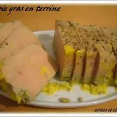 Tranches de foie gras en terrine, prêtes à être dégustées après cuisson au four. Un délice pour les fêtes.