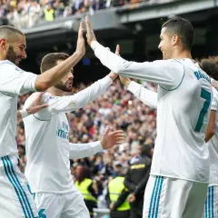 Benzema, Isco i Ronaldo, najlepsi strzelcy Realu Madryt, świętują bramkę.